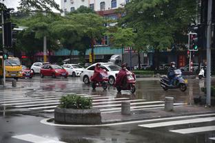 你干嘛诶哟？！穆雷遭主教练马龙从背后熊抱 然后有仇当场就报